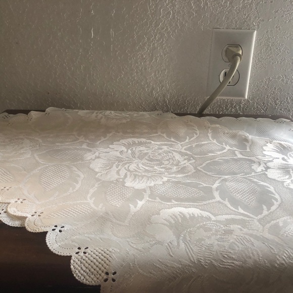 Vintage Floral White Lace Placemat Pair with Roses - Picture 6 of 15